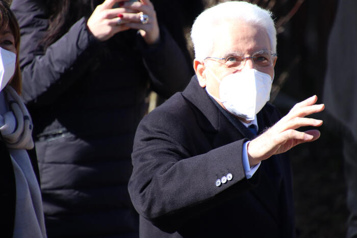 Mattarella a Norcia per la sua terza visita nella città colpita dal terremoto e parla anche della guerra