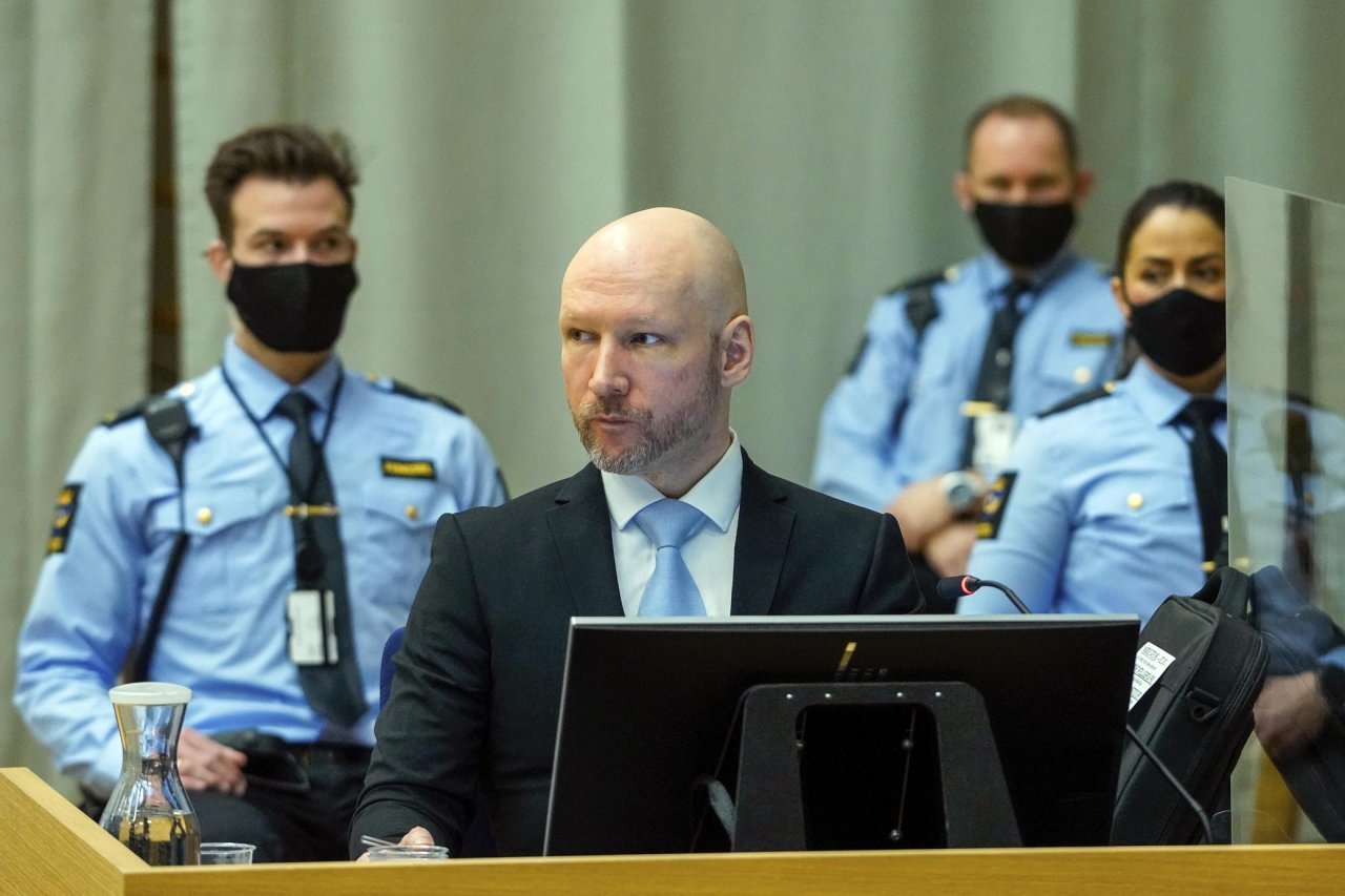 Niente libertà vigilata a Breivik, il neonazista autore della strage di Utoya resta in carcere