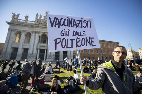 No vax, denunciati tutti gli organizzatori del raduno, anche il generale Papalardo dopo il suo show