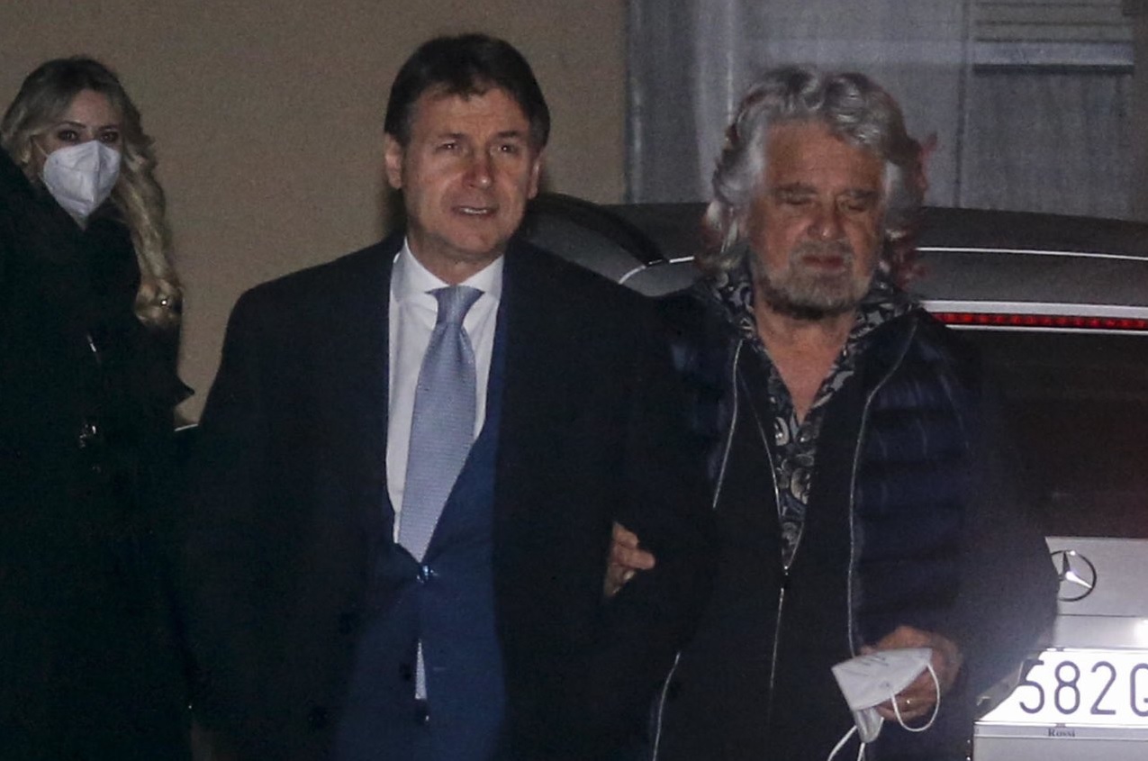 La battuta di Grillo: "Mi usano come il condom per la protezione del Movimento"