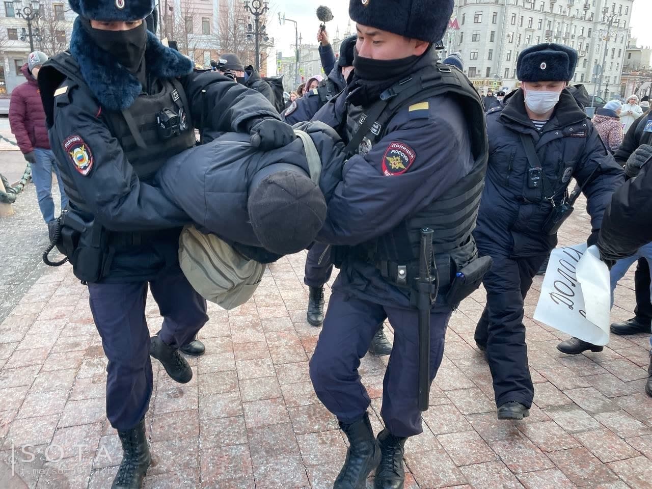Mosca, la polizia sta arrestando in massa i manifestanti contro la guerra in Ucraina