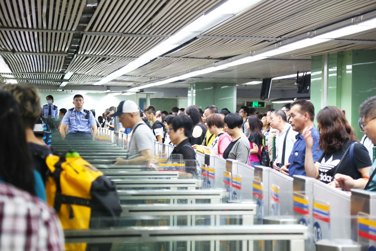 Covid, focolaio a Hong Kong: in centinaia fuggono dalla città per tentare di entrare in Cina