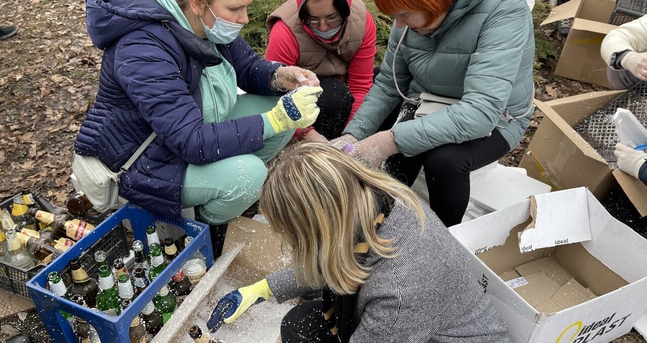 molotov-ucraina-donne Ucraina, la guerra dei cittadini: i tutorial per creare molotov per respingere i russi
