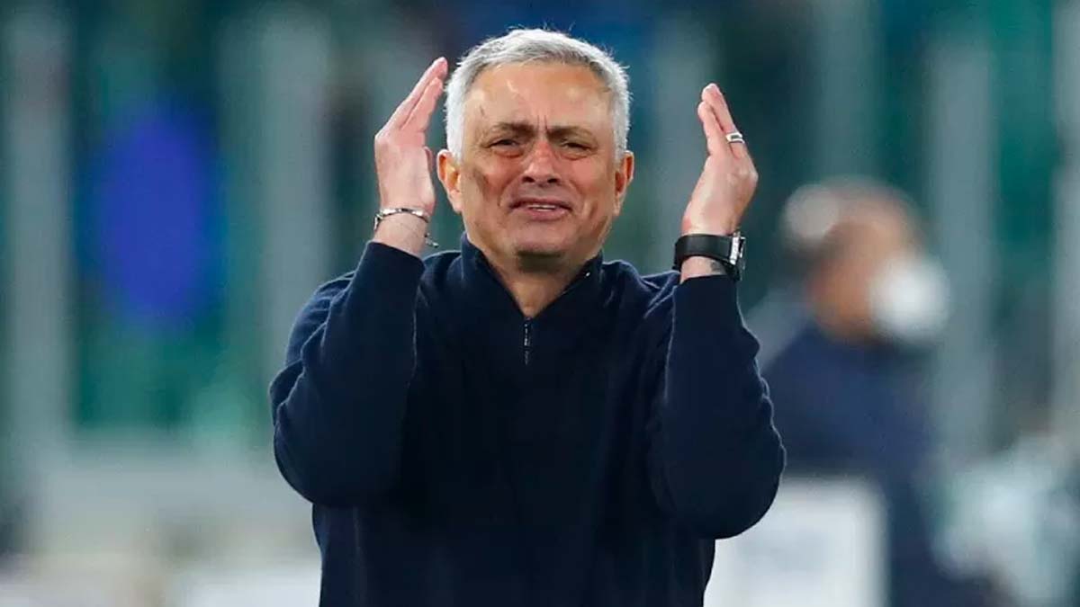 Mourinho e la scena del silenzio per i presunti errori arbitrali: la Roma in 9, finisce 1-1 con la Fiorentina