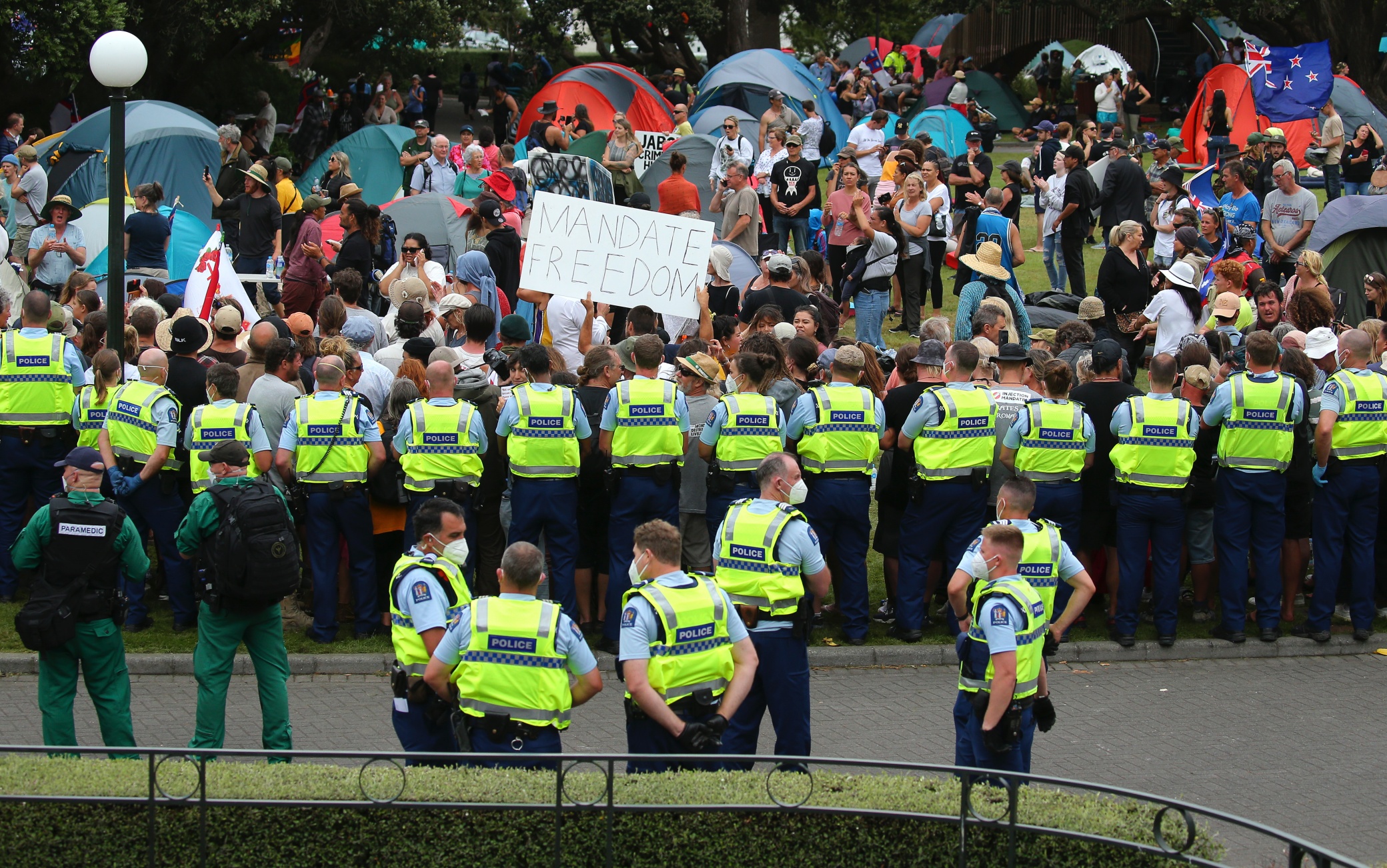 Nuova Zelanda, No Vax tirano sostanza urticante sugli agenti di polizia