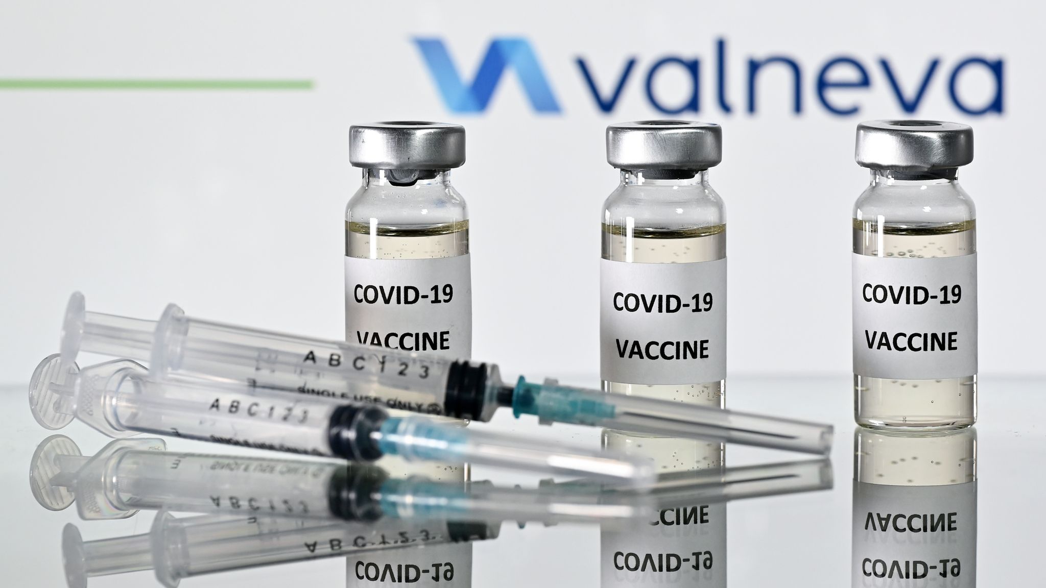 Covid, l'Ema dà l'ok per il Vaccino Valneva: è il primo con virus inattivato