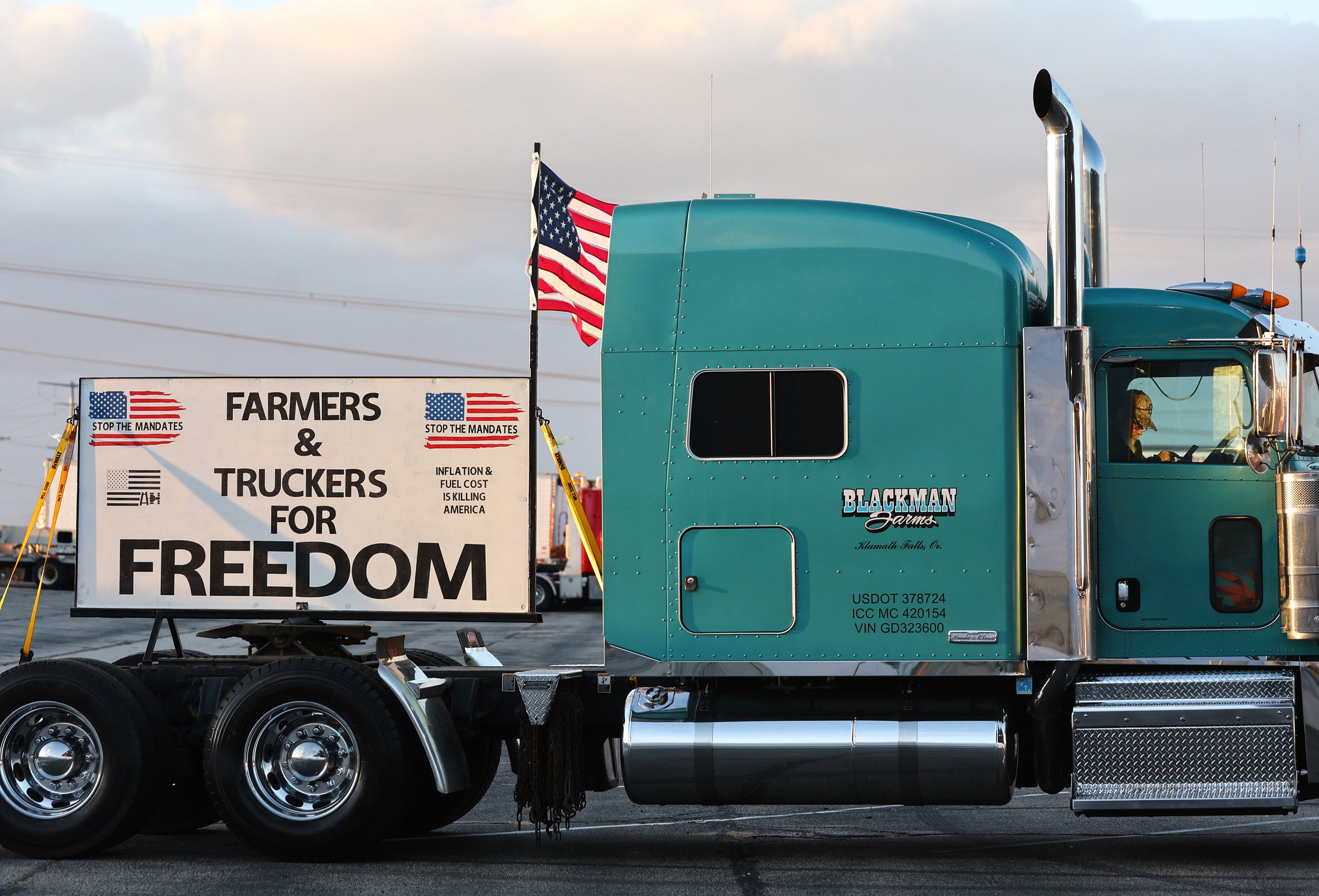 I camionisti no-vax vogliono paralizzare Washington in occasione del discorso di Biden
