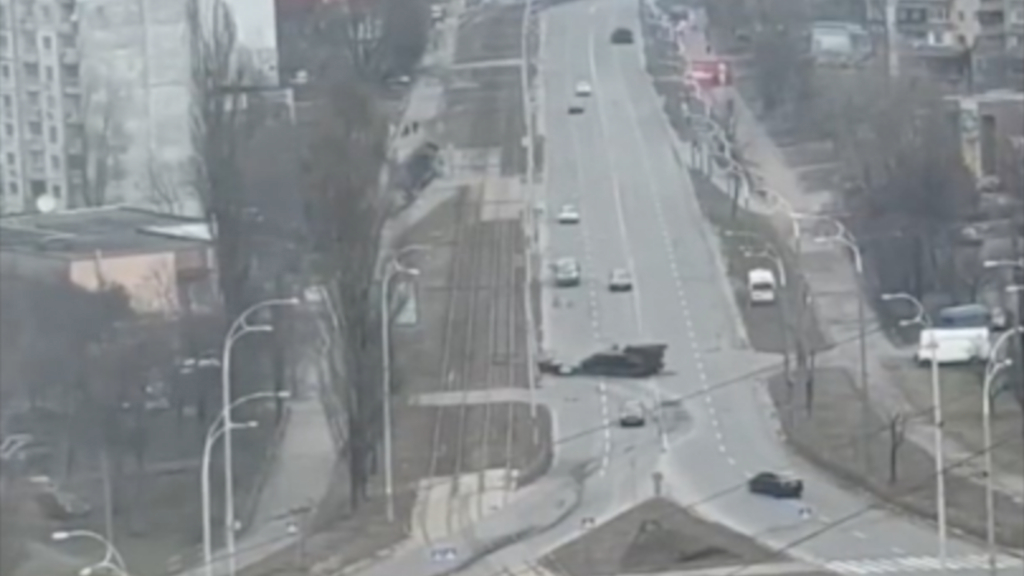 Guerra in Ucraina: il video di un carro armato russo che travolge l'auto di un anziano