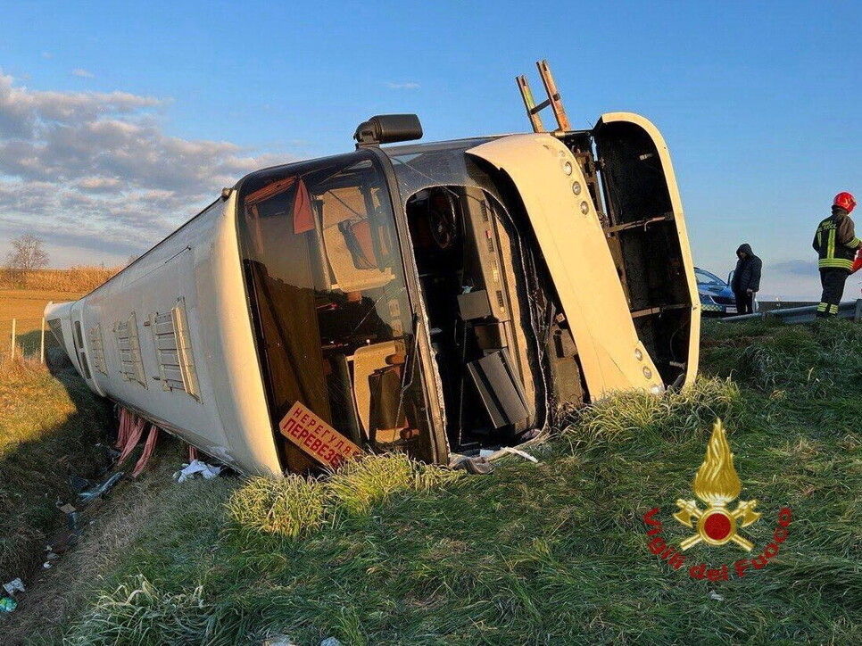 Un autobus di sfollati ucraini si ribalta in A14: una ragazza è morta, diversi i feriti