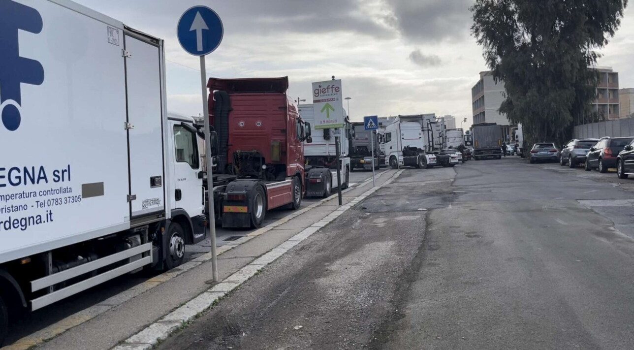 Caro carburante, a Cagliari protesta degli autotrasportatori davanti al porto