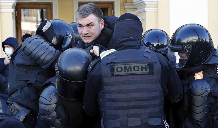 Ucraina, in Russia la repressione di Putin su chi protesta contro la guerra: oltre 800 arresti