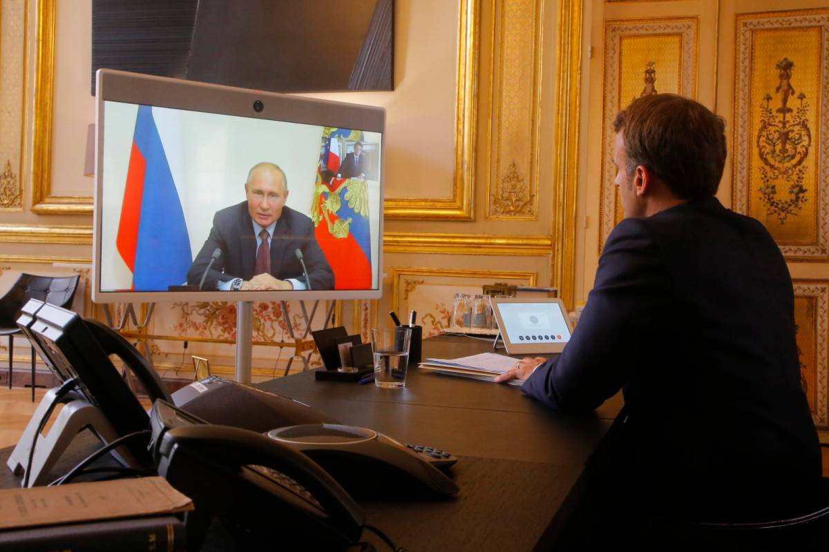 Macron a Putin: "A Mariupol cessate il fuoco prolungato per consentire l'arrivo degli aiuti"