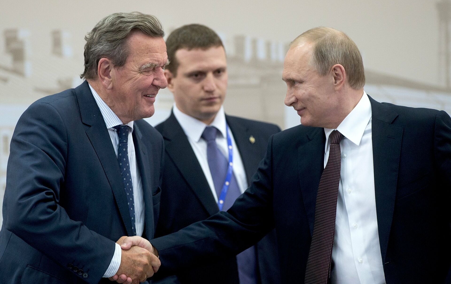Ucraina, dall'Spd ultimatum a Schroeder: "Fermi i suoi rapporti con la Russia o sarà espulso"