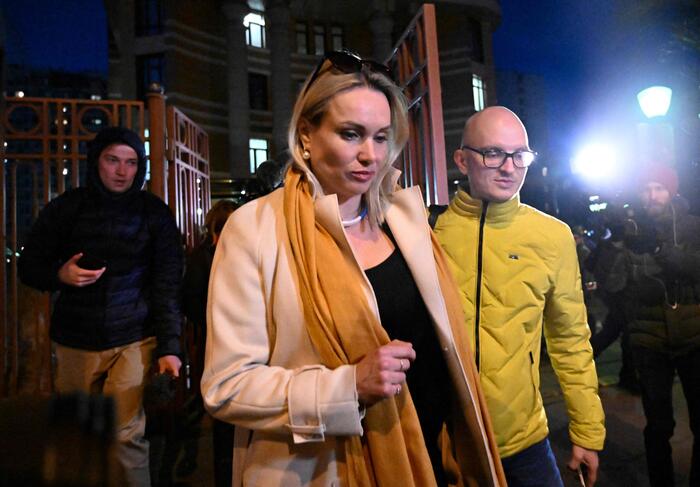 Cartello in tv contro la guerra in Ucraina, giornalista multata e rilasciata (dopo 14 ore di interrogatorio)