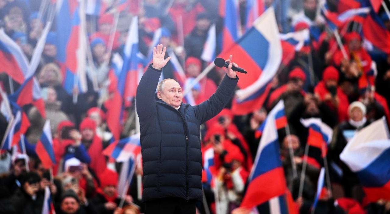I russi appoggiano la guerra di Putin: la fiducia nel presidente arriva all'80,7%