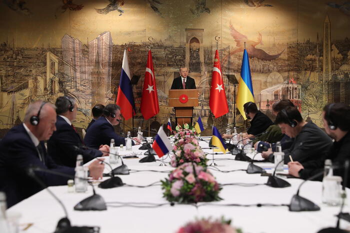 Concluso il primo giorno di colloqui Russia-Ucraina a Istanbul: verranno coinvolti anche i Paesi garanti