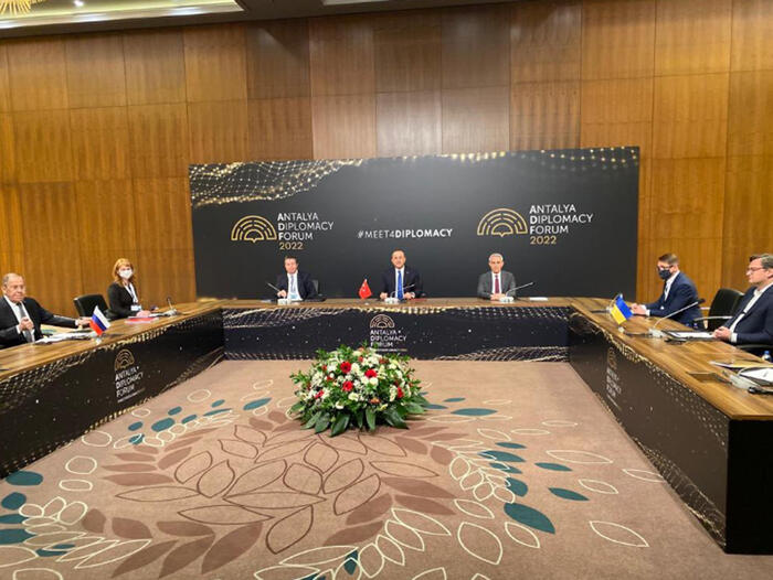 Finito l'incontro tra Lavrov e Kuleba in Turchia, la Russia: "L'ospedale Mariupol usato come base dal battaglione Azov"