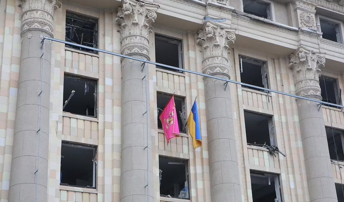 Paracadutisti russi arrivano a Kharkiv: le truppe di Putin cercano di conquistare la città ucraina
