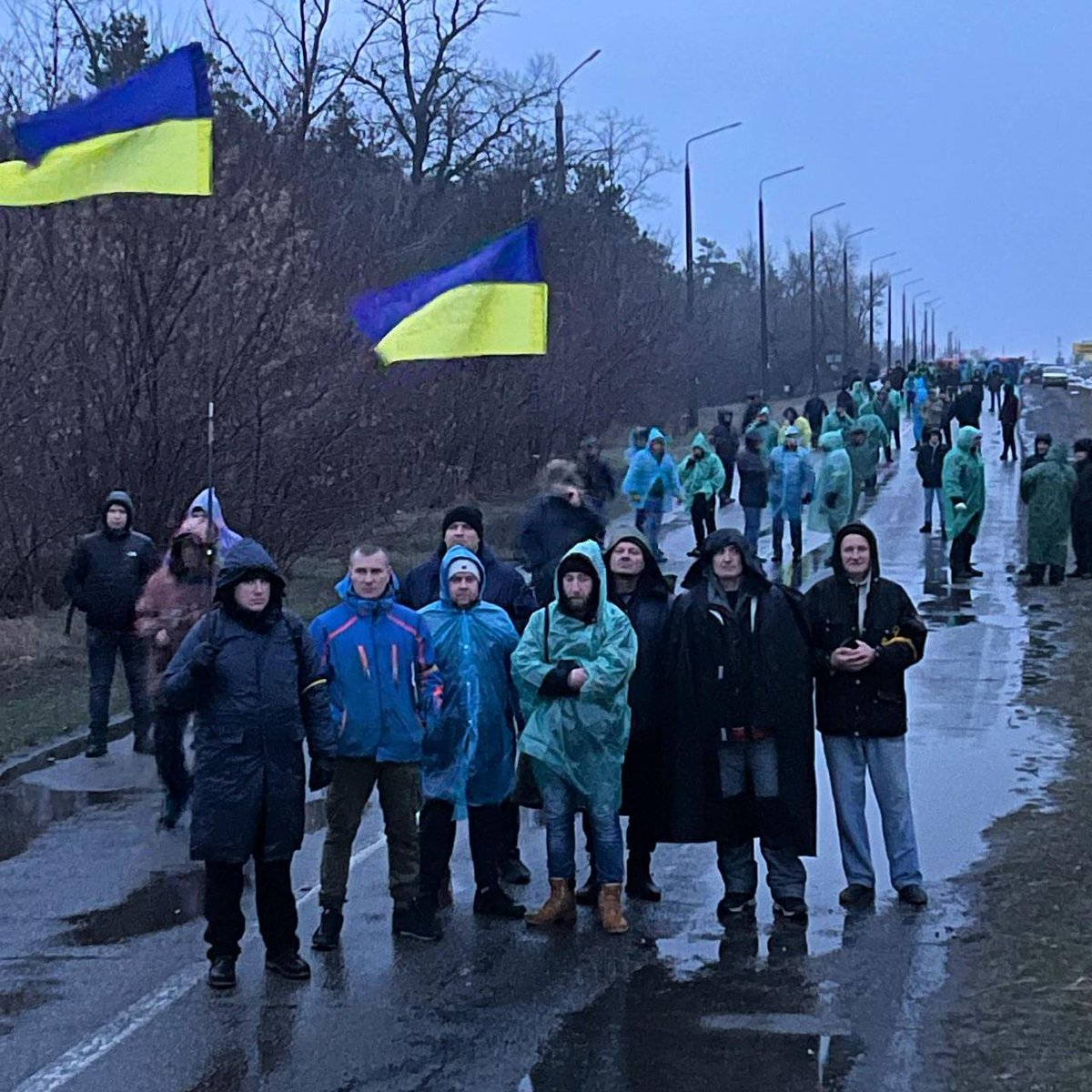 Ucraina, resistenza contro l'invasione russa: in strada per impedire l'accesso alla centrale nucleare di Zaporizhzhia