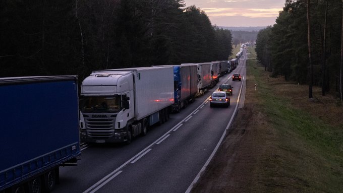 Bielorussia, attivisti al confine polacco bloccano i camion diretti in Russia via Minsk