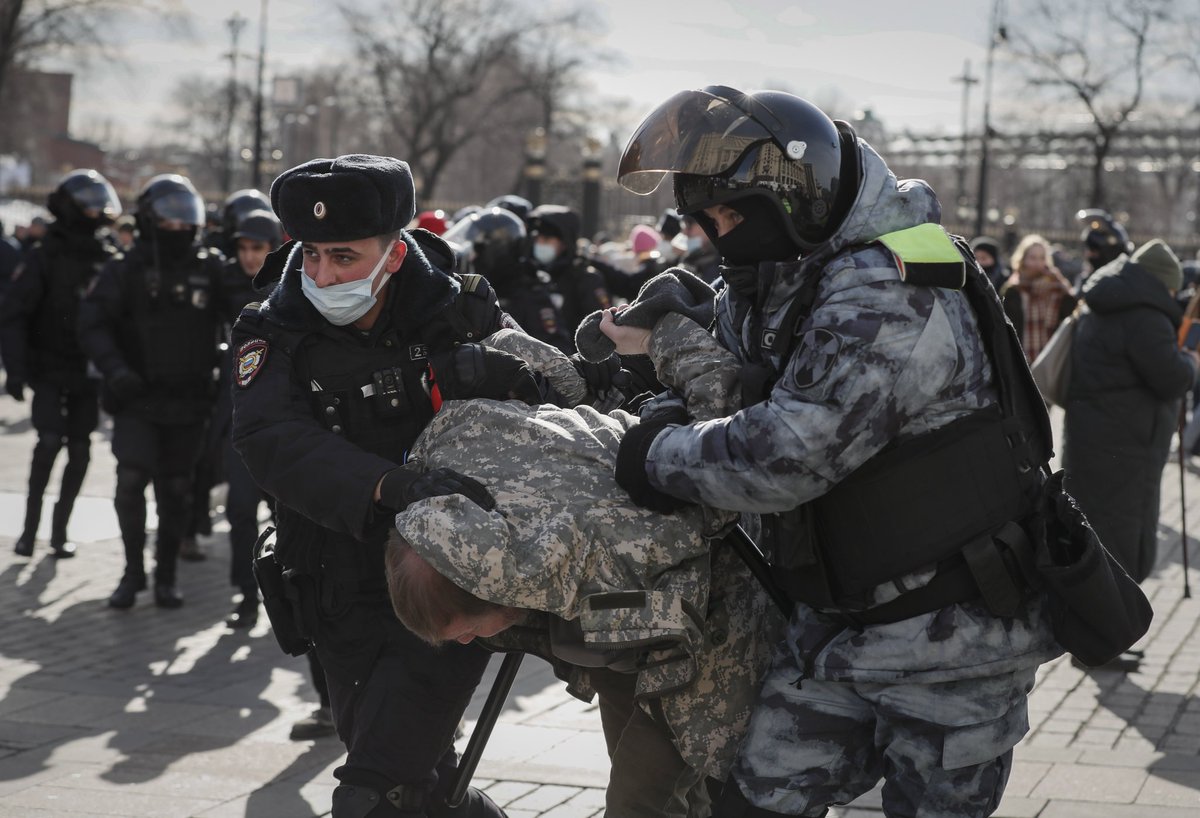 In Russia proteste contro la guerra in Ucraina: la polizia di Putin arresta 4.300 persone