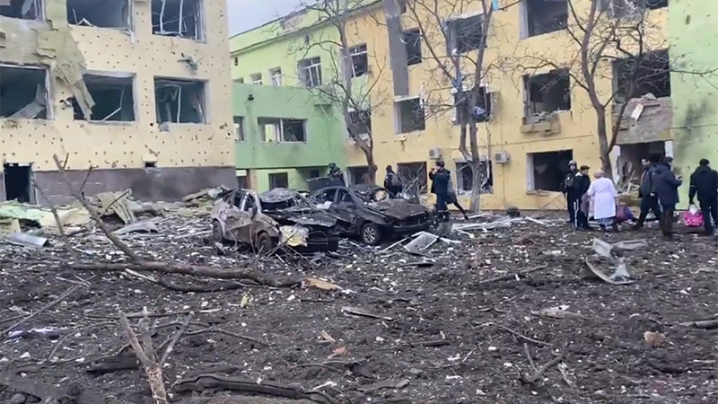Ucraina, bombardato l'ospedale pediatrico di Mariupol. Zelensky contro i russi: "Si sta perdendo l'umanità"