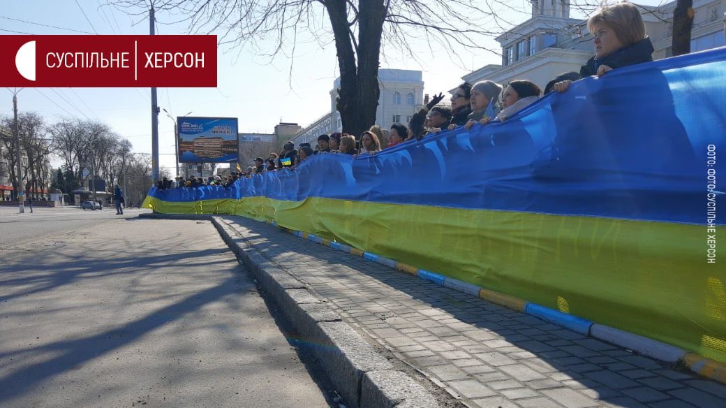 Ucraina: a Kherson gente in piazza contro l'occupazione russa e il tentativo di istituire una repubblica fantoccio
