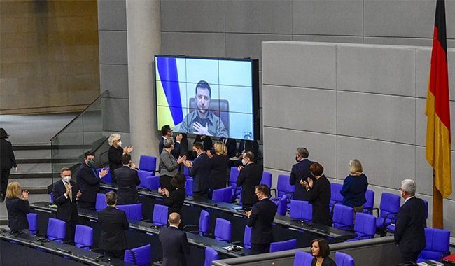 Ucraina, Zelensky al Parlamento tedesco: "I russi hanno ucciso 108 bambini"