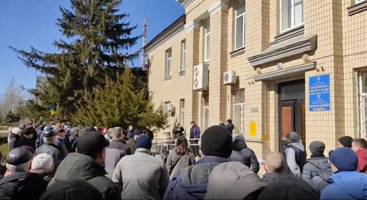 Ucraina, i russi lanciano gas lacrimogeni contro i manifestanti a Skadovsk