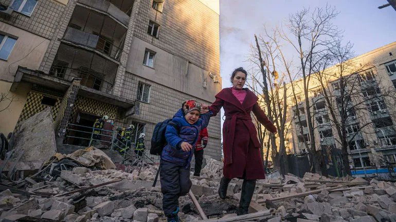 Ucraina, a Mariupol 20 mila civili morti per le bombe russe, la gente beve dalle pozzanghere