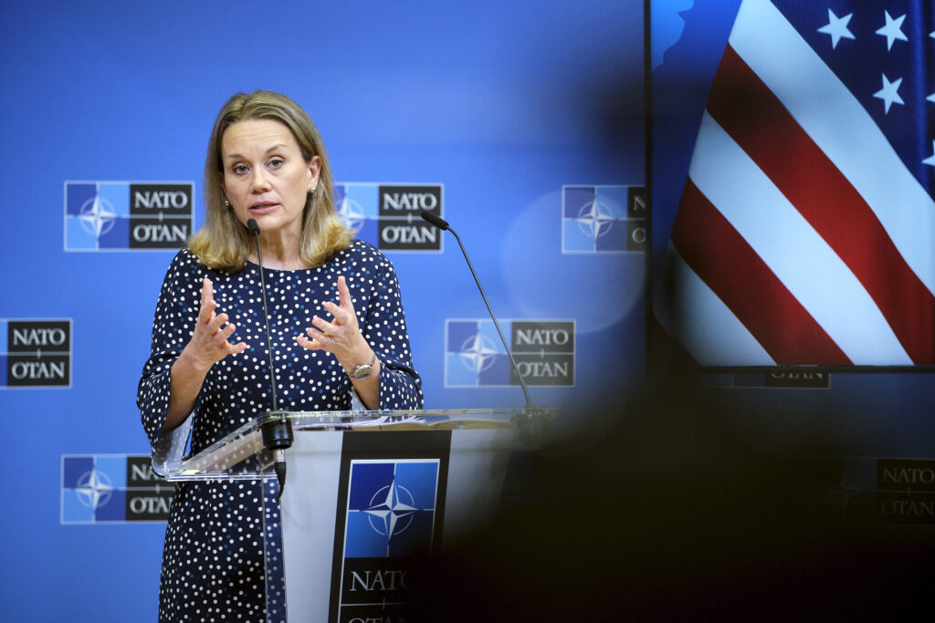 L'ambasciatrice Usa alla Nato: "Non ci sono prove che la Russia voglia limitarsi al Donbass in Ucraina"