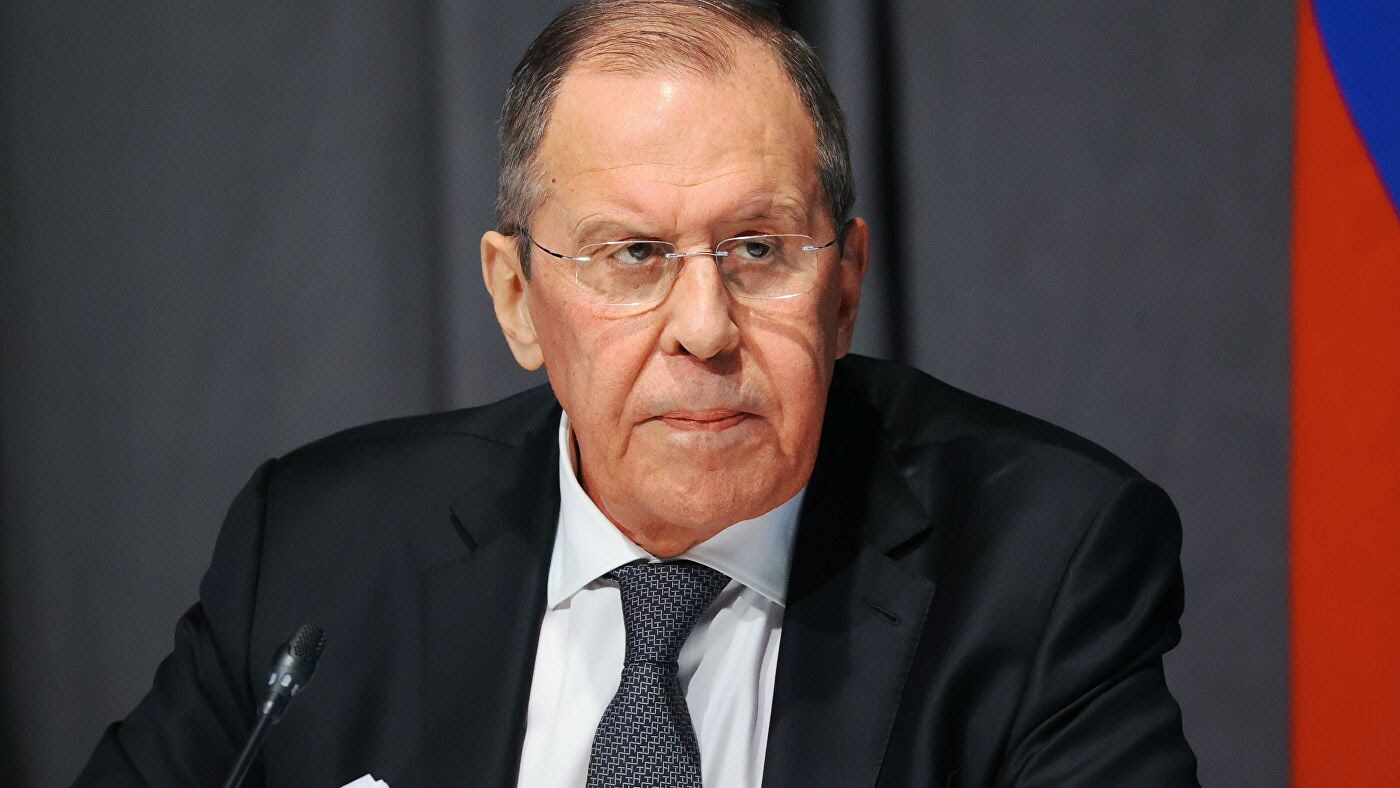 La Russia bombarda i bambini a Mariupol ma Lavrov nega: "Patetica retorica occidentale"