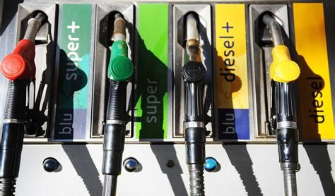 Benzina, prezzo in calo: primo ribasso dopo tre mesi