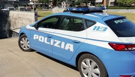 Firenze, 24enne arrestato: picchia la moglie e lascia cadere a terra il figlio piccolo, salvato da un agente