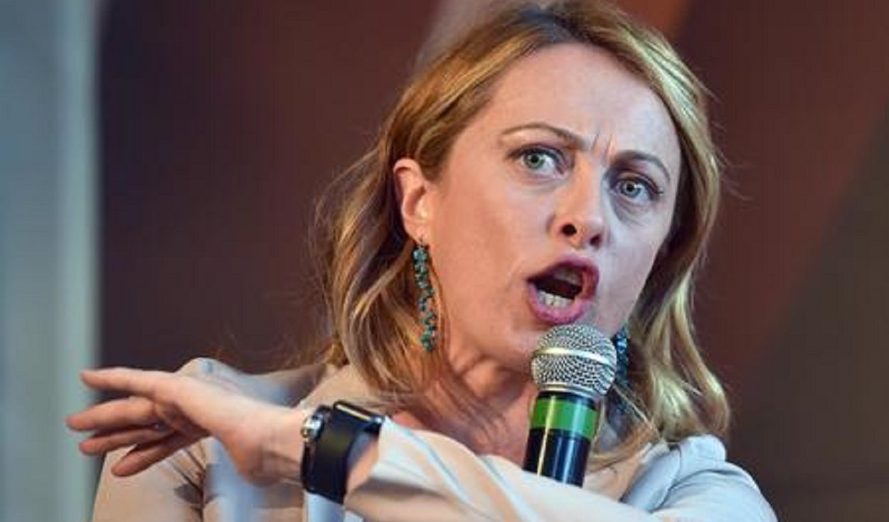 Giorgia Meloni vuole le elezioni: "Scandaloso mettere assieme il quarto governo di fila caduto dall'alto"