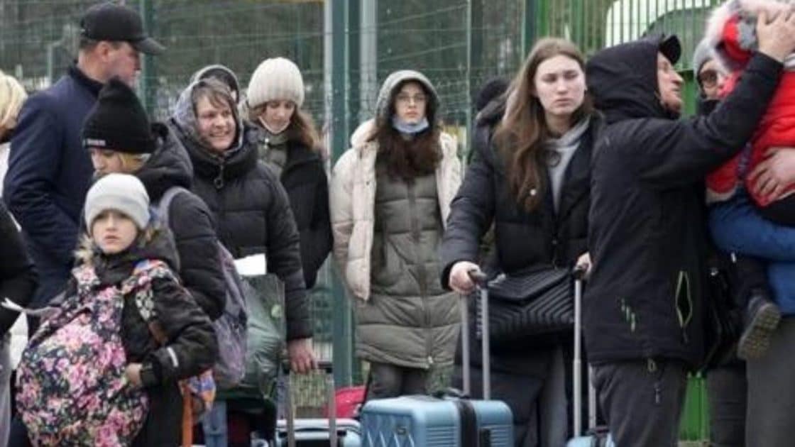 Ucraina, Trenitalia farà viaggiare gratis i profughi fuggiti dalla guerra