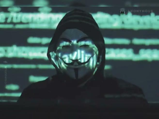 Russia, gli hacker di Anonymous interrompono i programmi Tv e mostrano la guerra in Ucraina