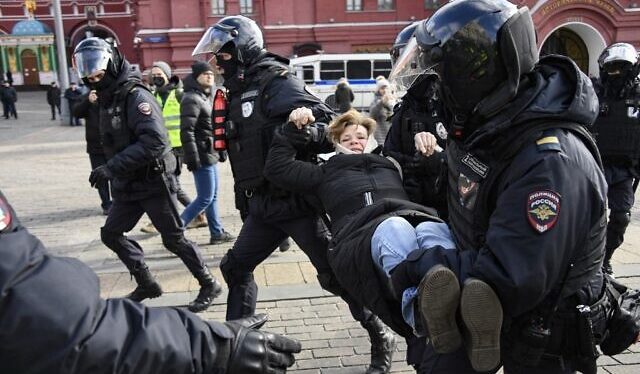 Repressione, 800 manifestanti contro la guerra in Ucraina arrestati in Russia
