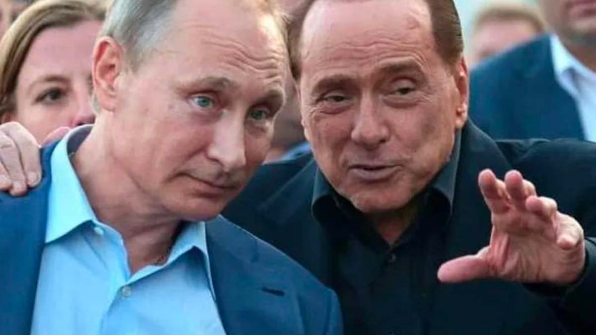 Berlusconi: "Putin mi ha mandato 20 bottiglie di vodka e una lettera dolcissima".  Tra una strage e un crimine di guerra
