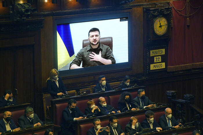 Ucraina, Zelensky parla al Parlamento italiano: "Mariupol rasa al suolo, grande come la vostra Genova"
