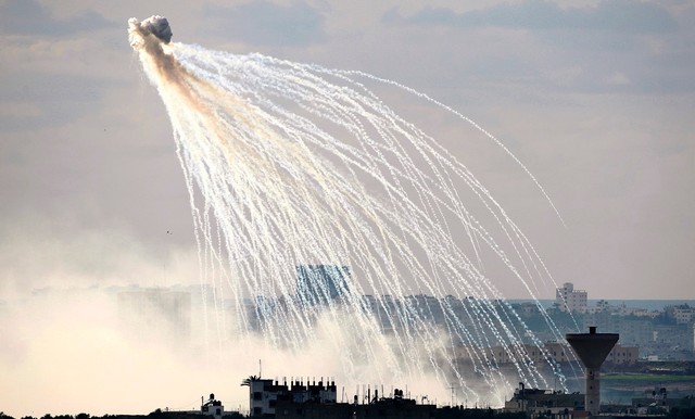 Bombe al fosforo bianco: gli effetti devastanti dell'arma vietata dall'Onu