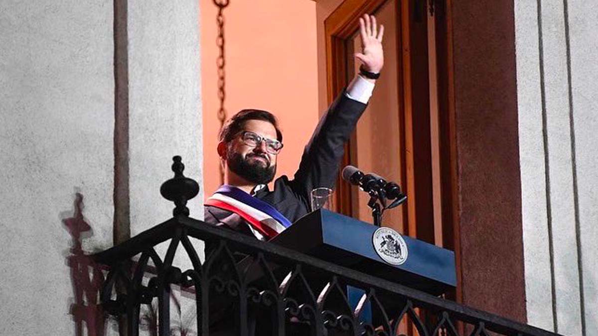 Cile, Boric ricorda Allende nel suo primo giorno da presidente: "Torniamo ad aprire i grandi viali"