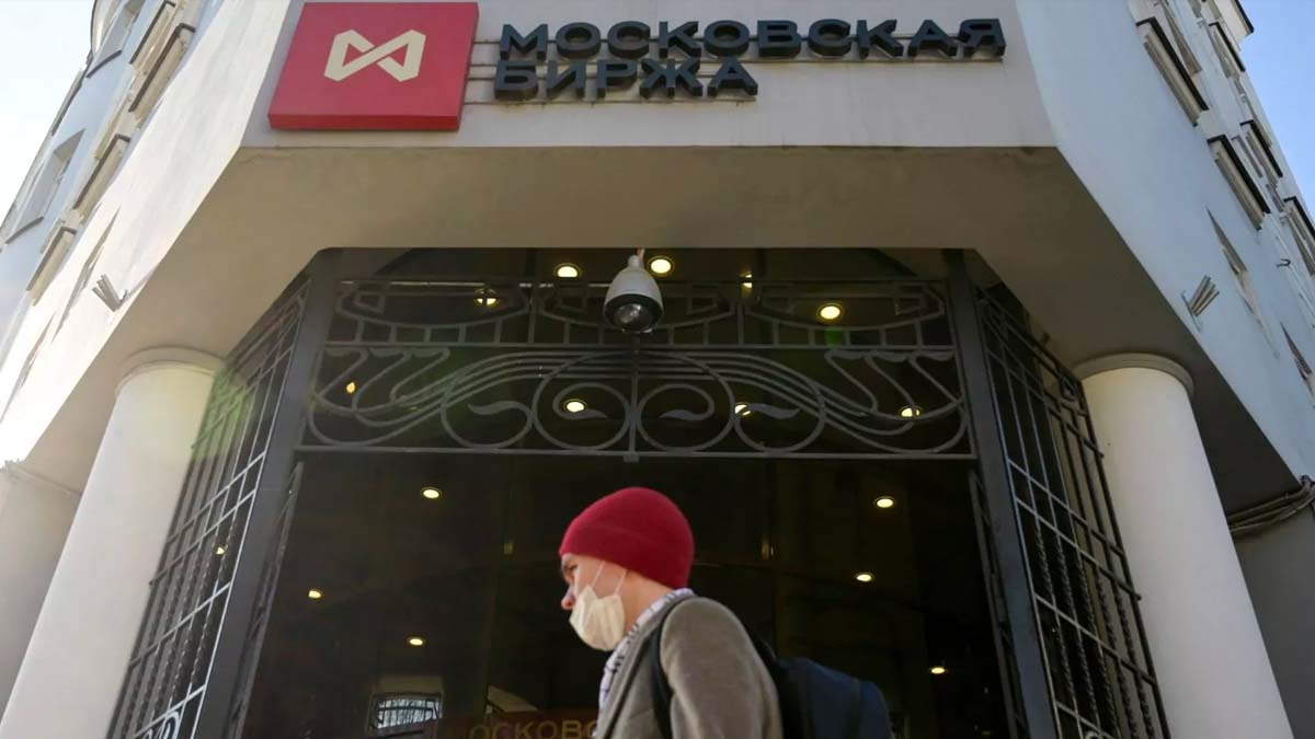 Borsa di Mosca ancora chiusa dopo il crollo del rublo, anche la Cina apre in ribasso