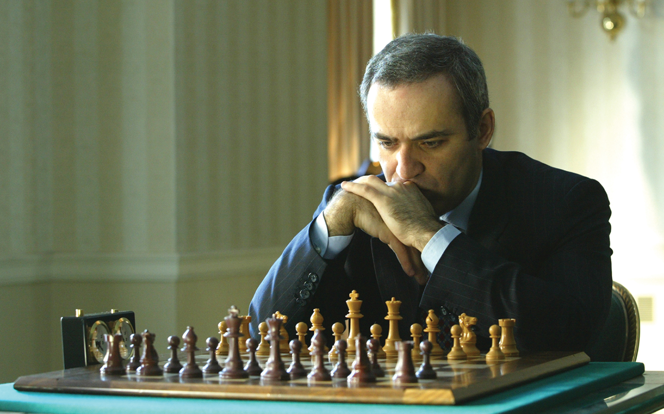 Chi è Kasparov, il 're degli scacchi' nemico di Putin