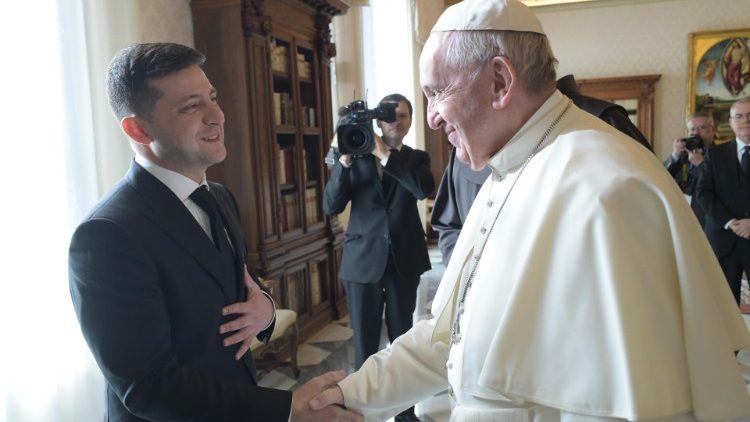 Papa Francesco chiama Zelensky: "Prego e faccio tutto il possibile per la fine della guerra"