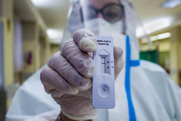 L'immunologo Clerici: "Mascherine, vaccini e green pass ci hanno permesso di uscire dalla pandemia"