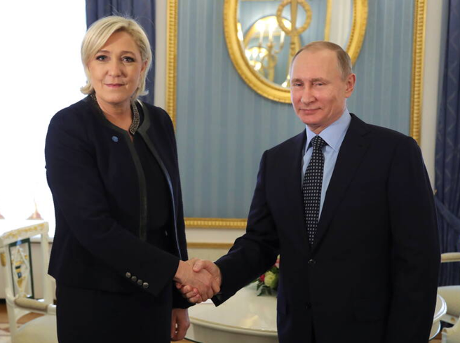 Con la guerra in Ucraina, Putin diventa un amico scomodo: Marine Le Pen manda al macero i volantini con lo zar