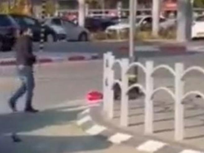Israele, attentato terroristico a Beersheva: 4 morti, l'autore è vicino all'Isis