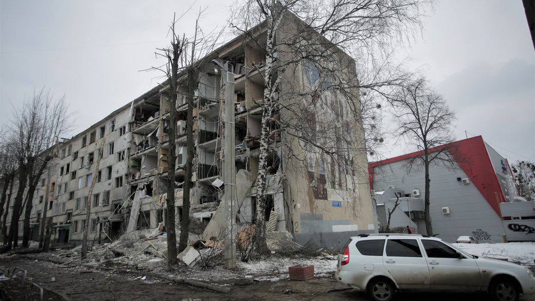 Ucraina, a Kharkiv bombardato un palazzo: 5 morti tra cui un bambino di 9 anni