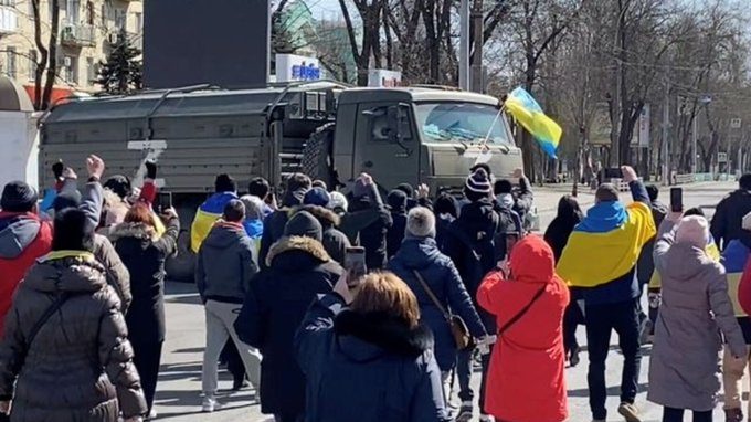 Ucraina, a Kherson in 300 mila senza cibo e medicine: "Tattiche barbariche"